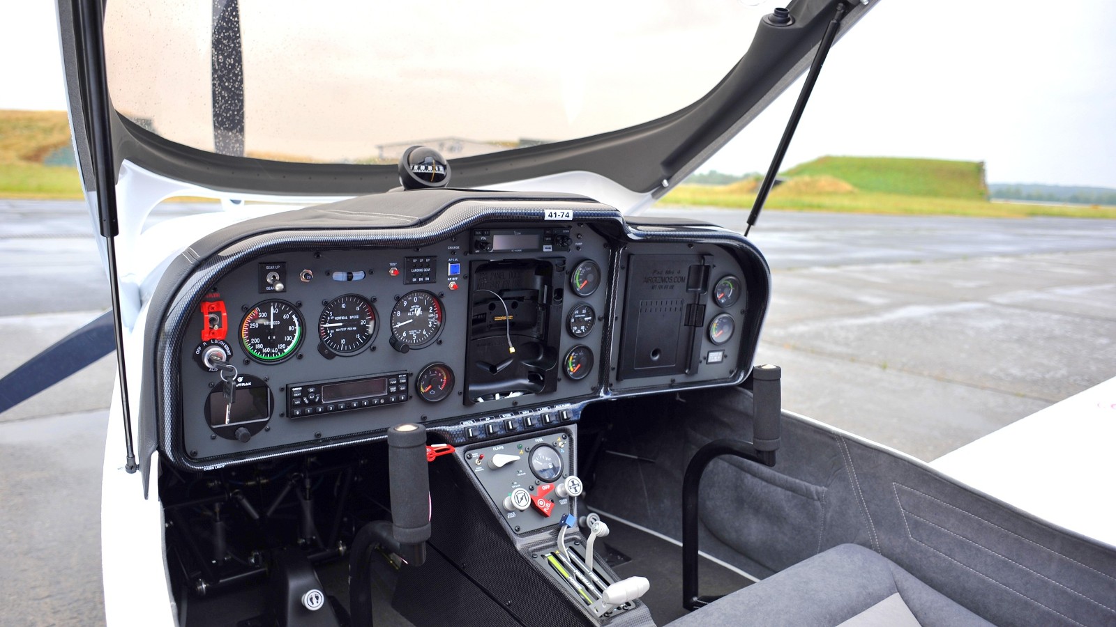 Sting with retractable landing gear headed to Hungary. TLULTRALIGHT